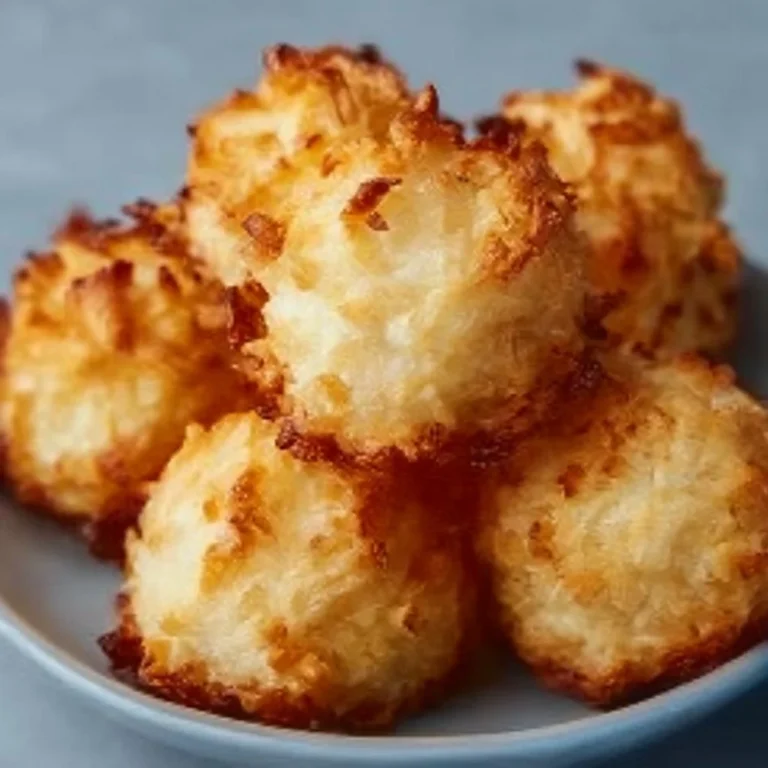 Macarones de Coco de 3 Ingredientes en un plato decorativo